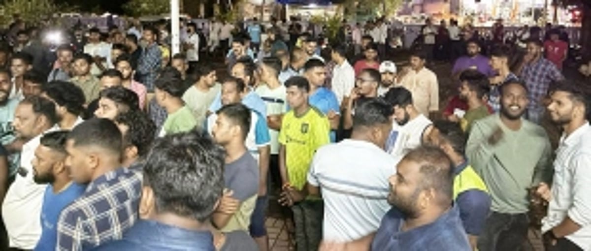 Tense situation at Bicholim as mob blocks road, demands Shreya be brought at police station