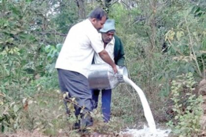 Thane farmers spill over 300 litres of milk along roadside