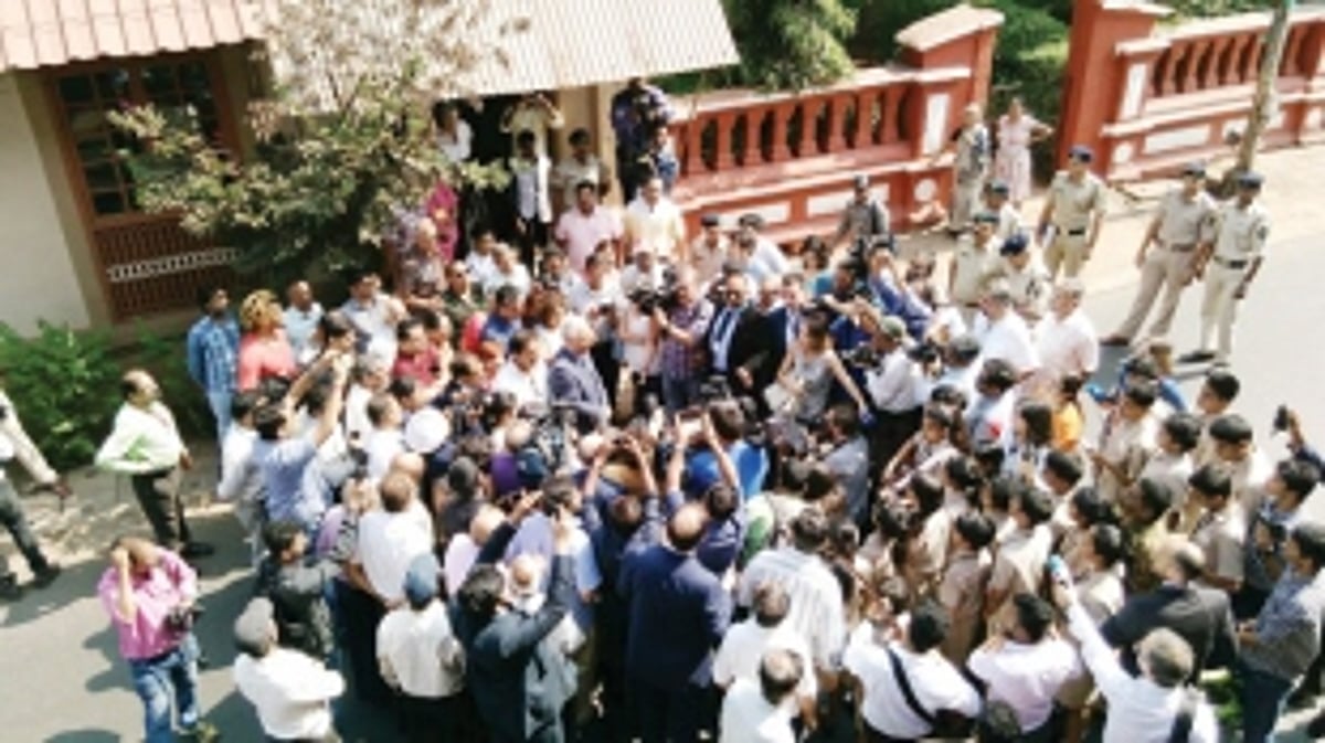 The (Cong) leopard never changes its spots. It’s dialing ‘D’ for deals