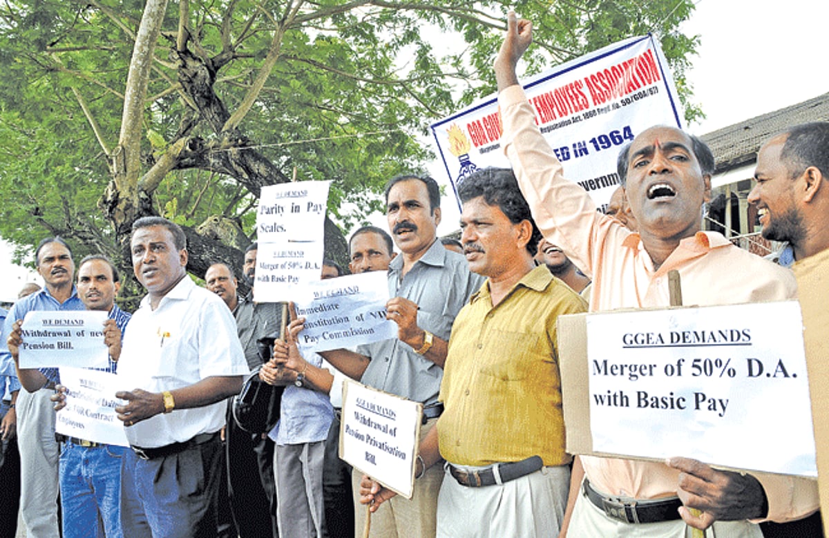 The GGEA on Tuesday held a dharna to press against the non implementation of its charter of demands that includes the withdrawal of the privatisation of pension bill