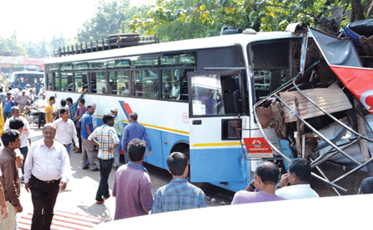 The KTC bus rams into the kiosks near the Dada Vaidya Chowk at old bus stand in Ponda.