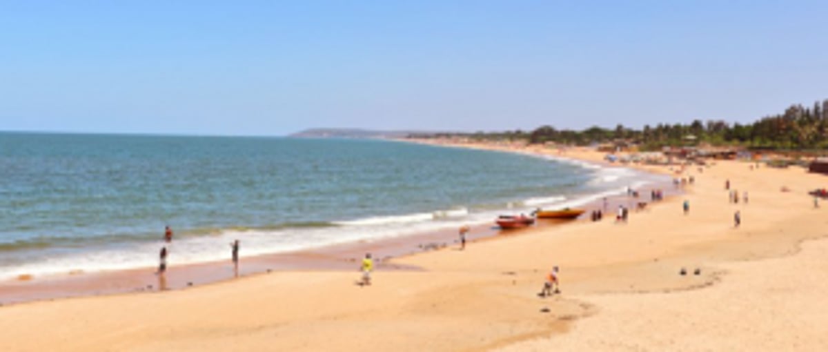 The beach, the semi-nude body and the uncanny smell of a cover-up: Is this Scarlett 2.0?