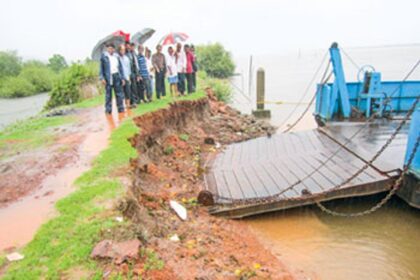 The damaged bundh being inspected by the Khazan Association office bearers.