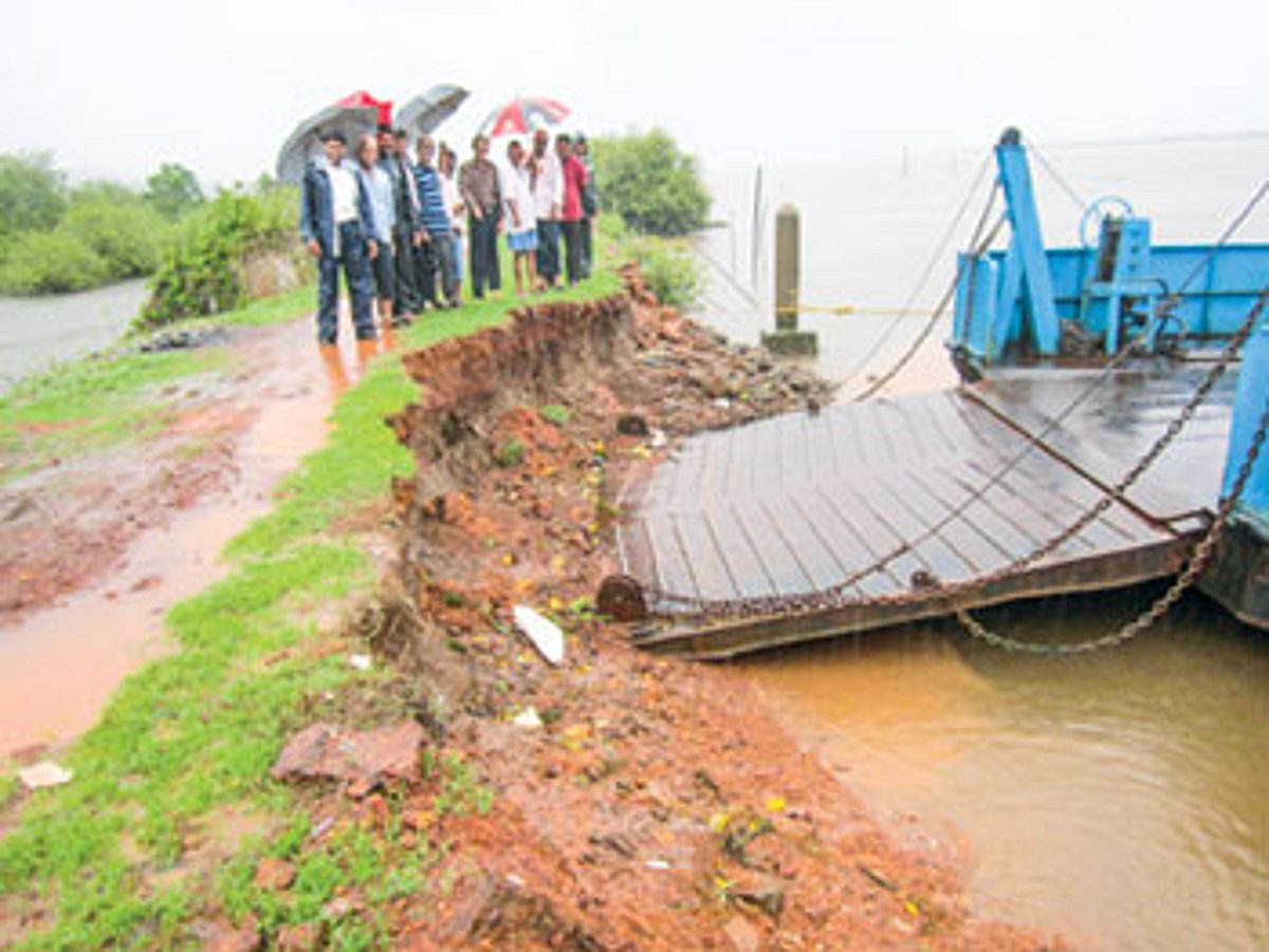 The damaged bundh being inspected by the Khazan Association office bearers.