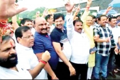 The dance that wasn’t quite a good  move for rebel Shiv Sena MLAs