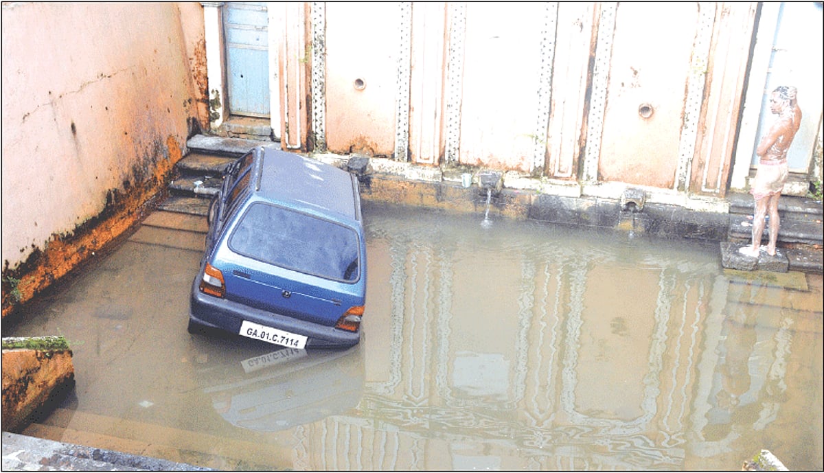 The driver lost control of this Maruti car and landed it in the fountain at Mala, Panjim. Photo by Rozario Estibeiro