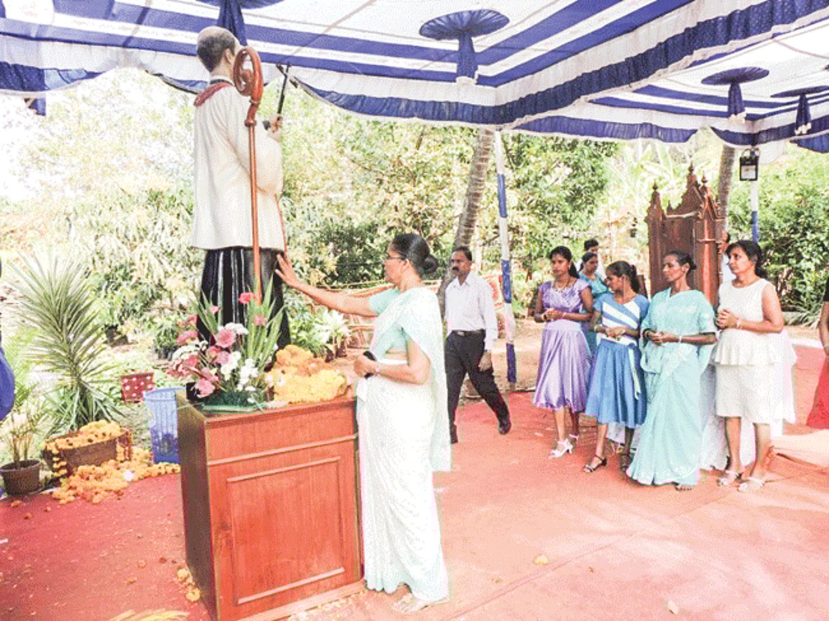 The faithful venerating at the statue of Blessed Joseph Vaz on his feast day on Thursday
