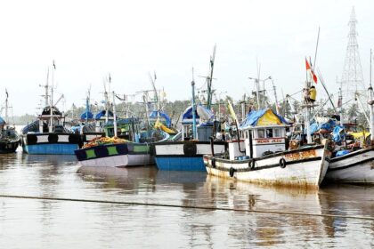 The hostile conditions at the River Sal mouth at Betul prevented mechanised vessels from venturing out in the Arabian Sea on Sunday.