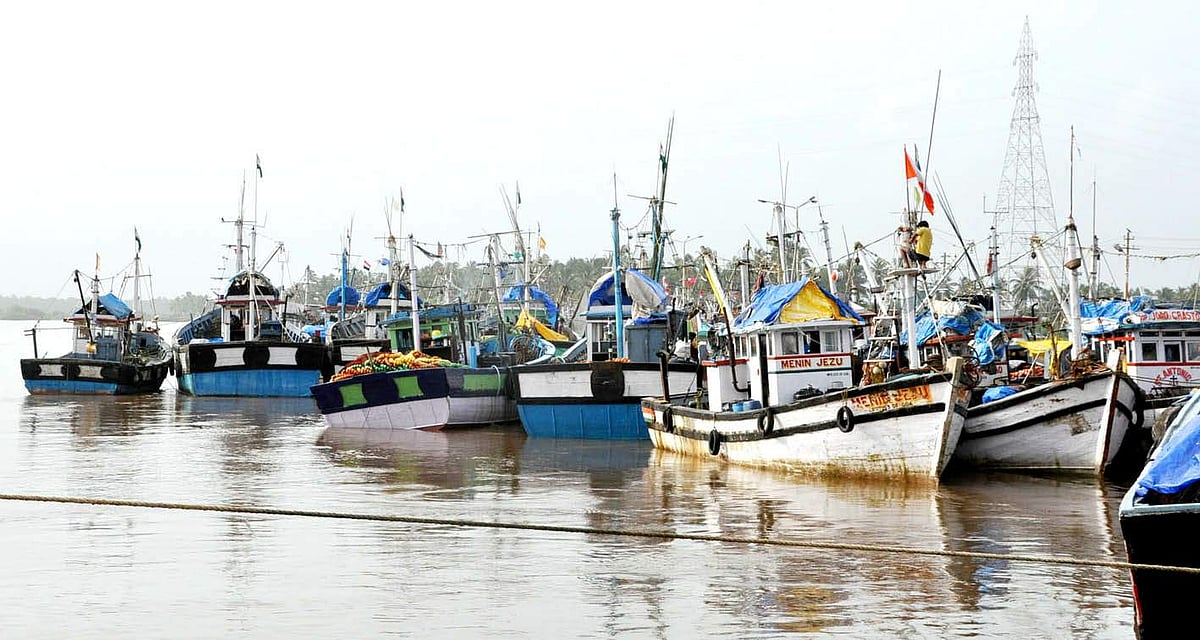 The hostile conditions at the River Sal mouth at Betul prevented mechanised vessels from venturing out in the Arabian Sea on Sunday.