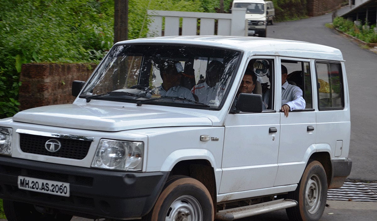 The investigating team leaves Sanatan Sanstha Ashram at Ramnathi-Bandora on  Sunday afternoon