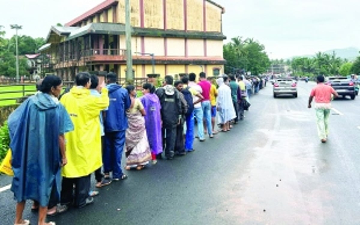 The lottery of life: A km-long queue in the rain at Quepem for lottery tickets
