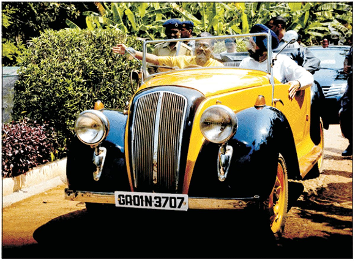 The mangled remains of the ill-fated reckshaw which collided with a bus at Mandopa-Navelim.