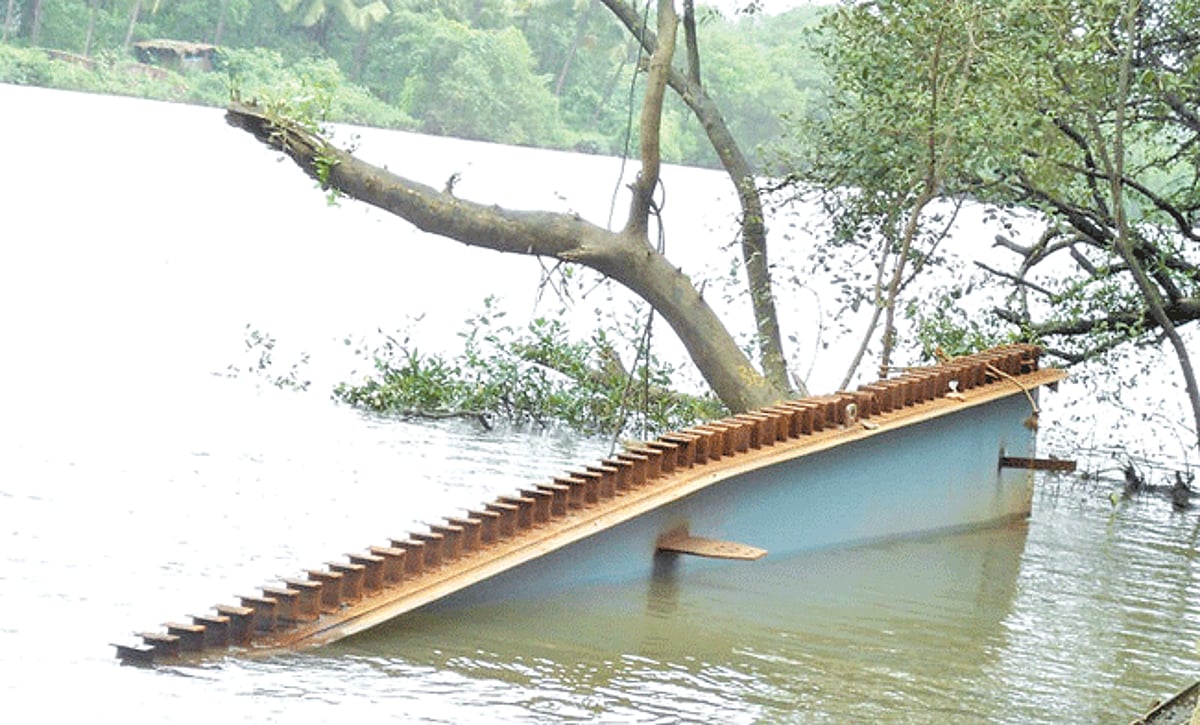The  metal beam that fell into the river while work on the Calvim-Carona bridge was in progress