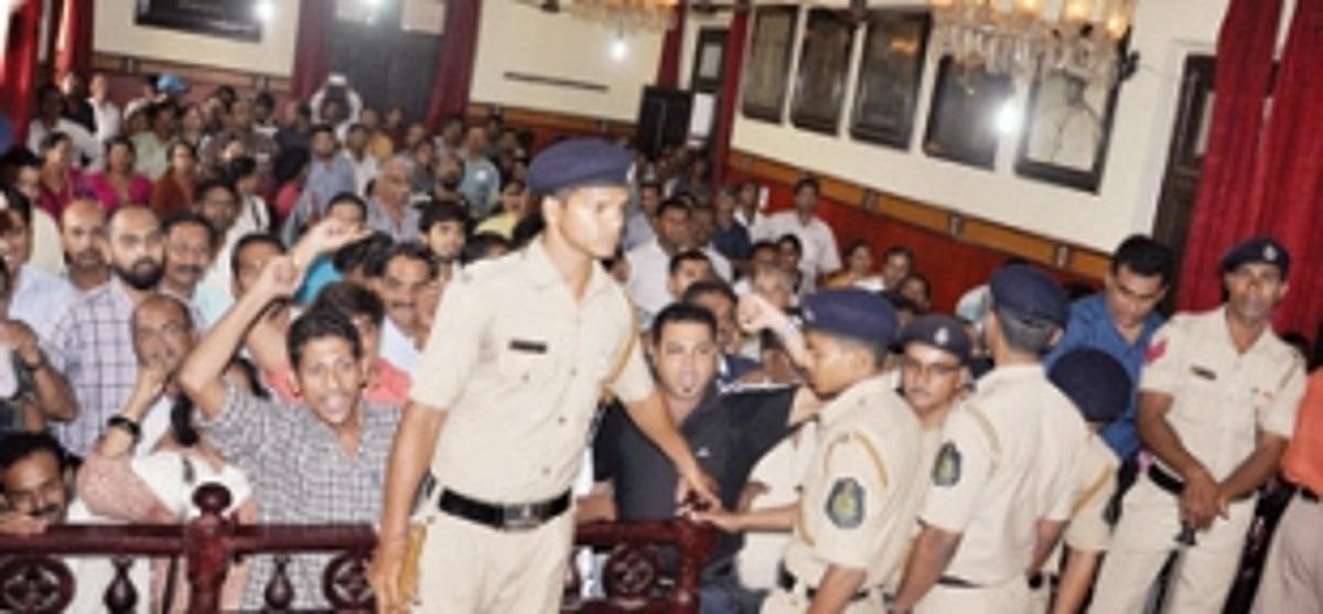 The pro people officer versus city fathers