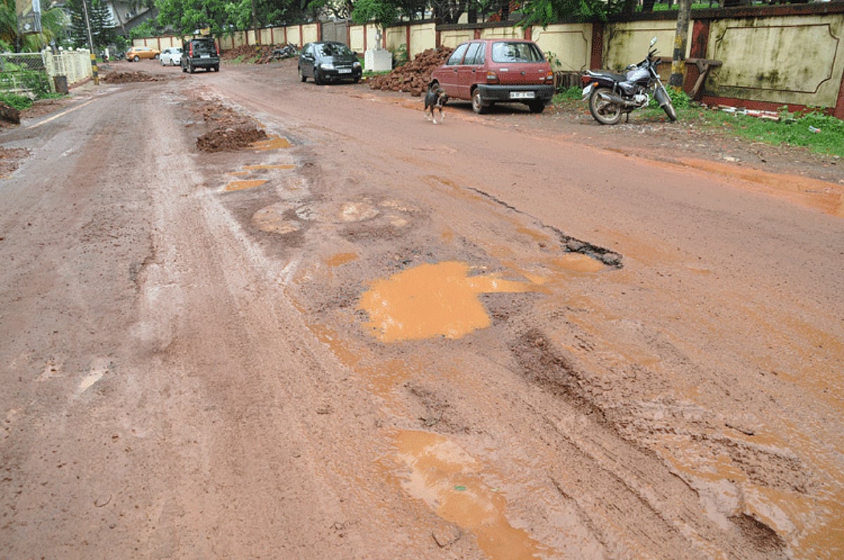The road from the Dona Paula Circle to the jetty has sunk to a great extent