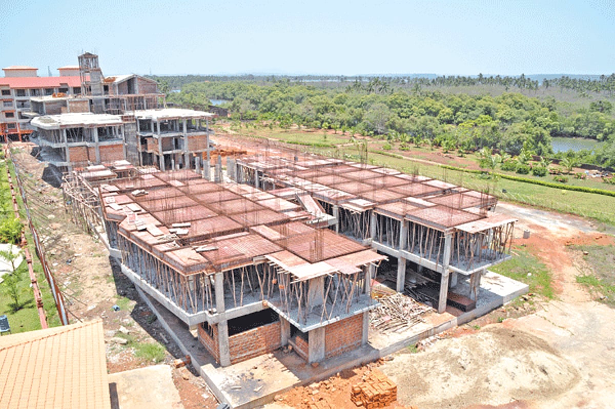 The stalled Palacio group project at Goa Velha.