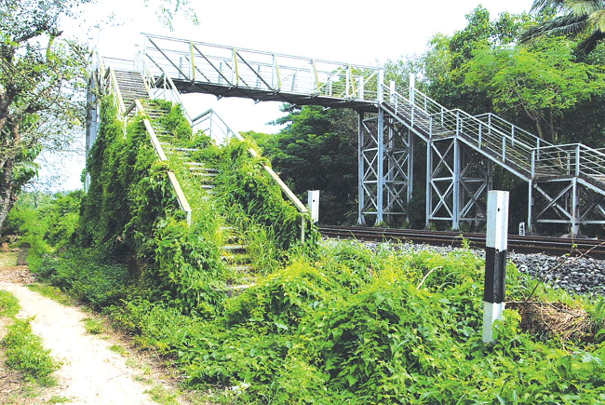 The unused KRC foot bridge built meters away from the level crossing.