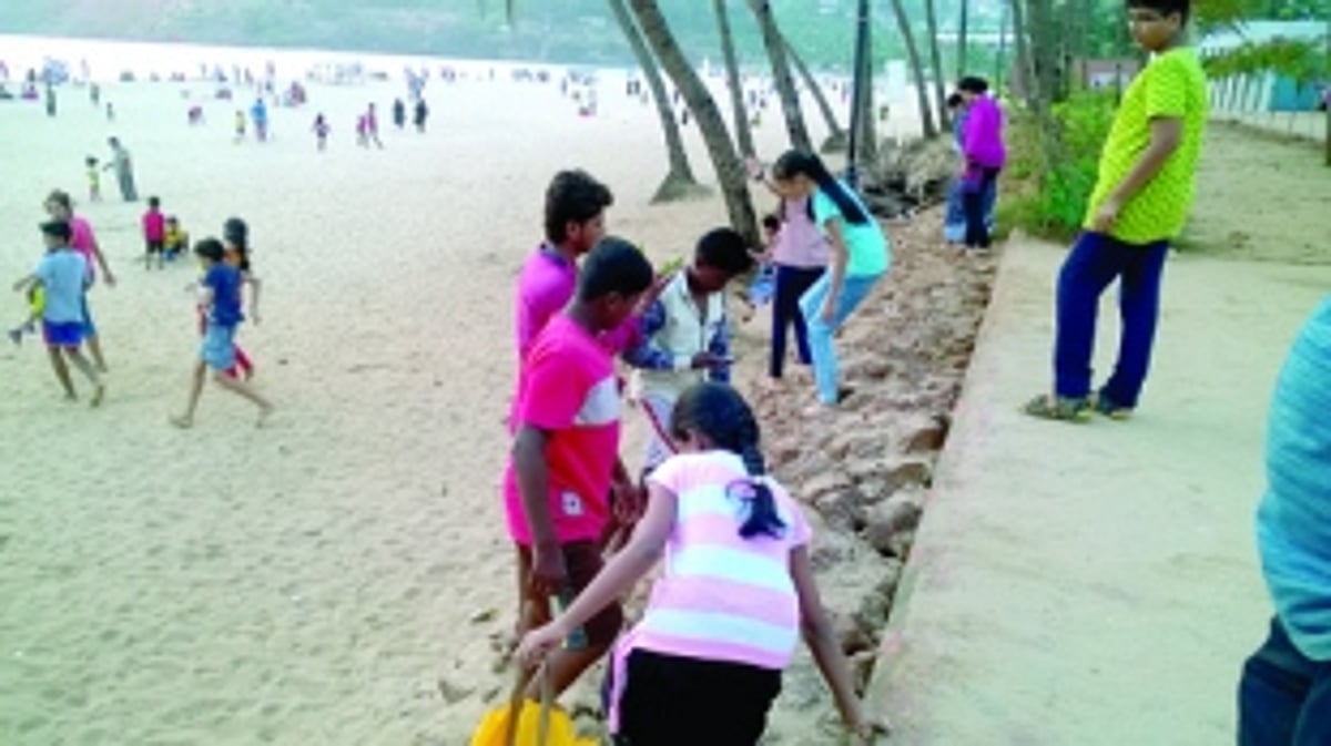 There are no steps leading  to Baina beach