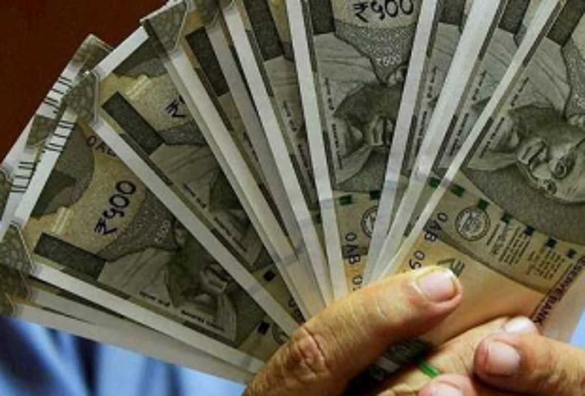 Thief seeks blessings   before stealing temple   donation box