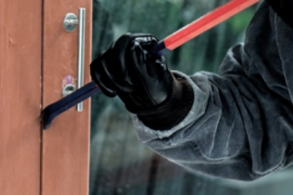 Thieves decamp with cash, gold from bungalow at Khadpabandh