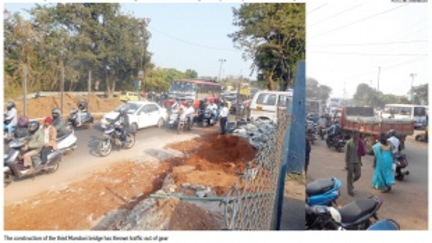 Third Mandovi bridge construction: A nightmare for commuters 1 Third Mandovi bridge construction: A nightmare for commuters