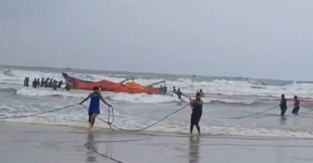 Thirteen fishermen rescued after their canoe capsized off Colva beach