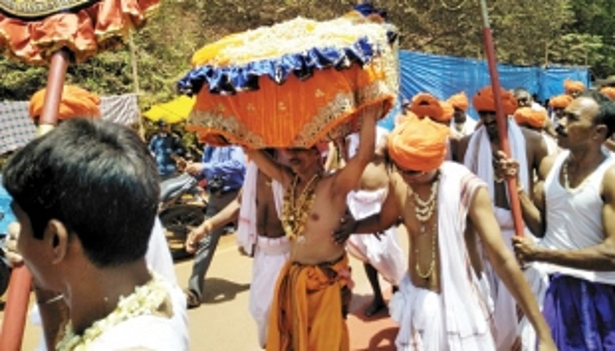 Thousands arrive in Shirgao for zatra