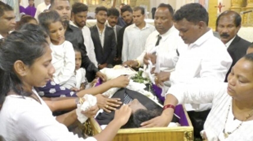 Thousands bid Comedian Selvy a tearful adieu