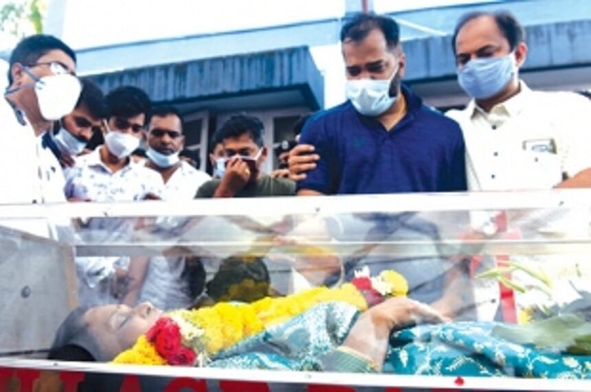 Thousands bid tearful adieu to Vijaya Naik 1 Thousands bid tearful adieu to Vijaya Naik