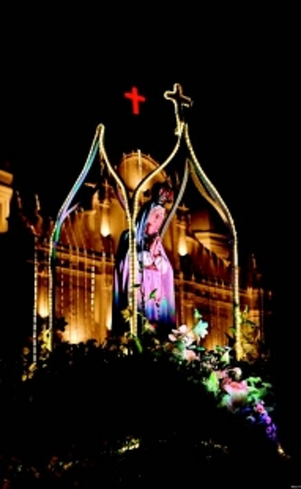 Thousands participate in 100-yr-old procession honouring Mother Mary