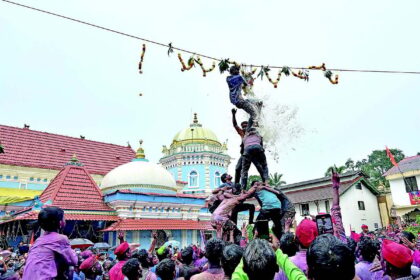 Thousands participate in Bhajani Saptah at Nageshi