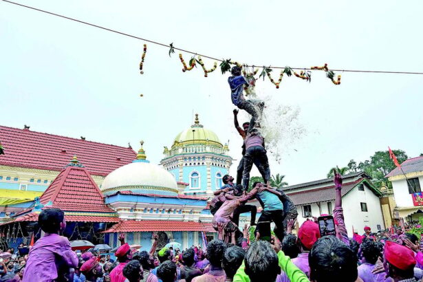 Thousands participate in Bhajani Saptah at Nageshi