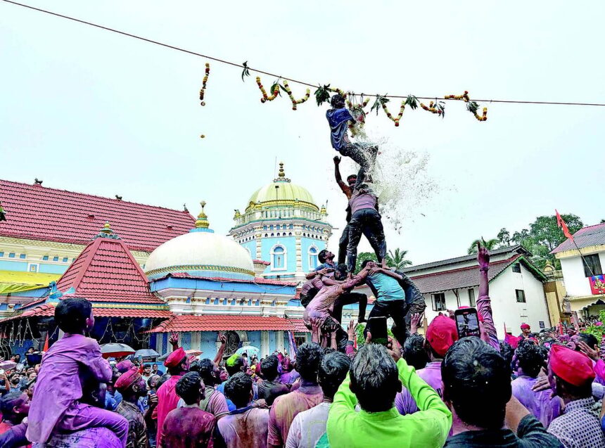 Thousands participate in Bhajani Saptah at Nageshi 1 Thousands participate in Bhajani Saptah at Nageshi