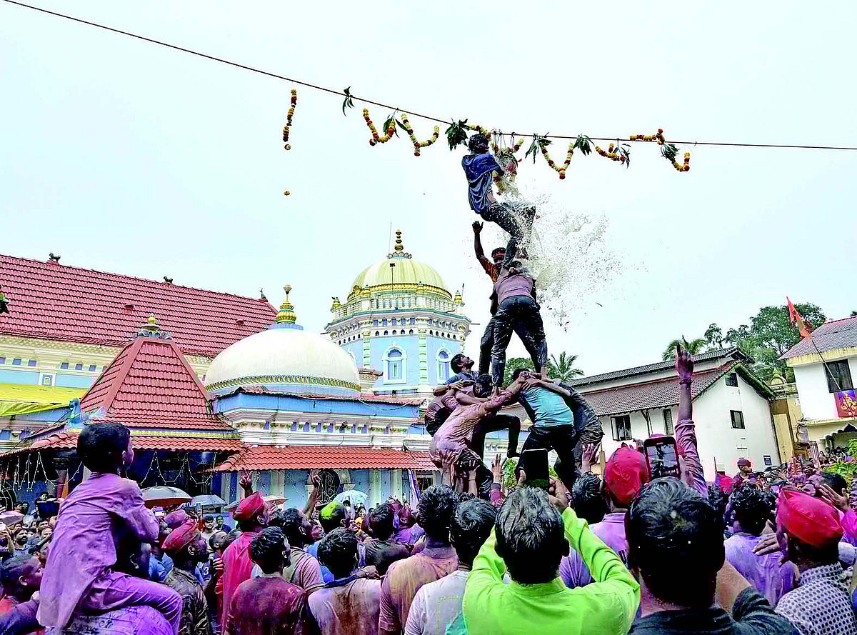 Thousands participate in Bhajani Saptah at Nageshi