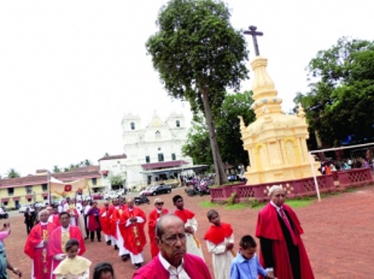 Thousands throng Margao  church for feast of Pentecost