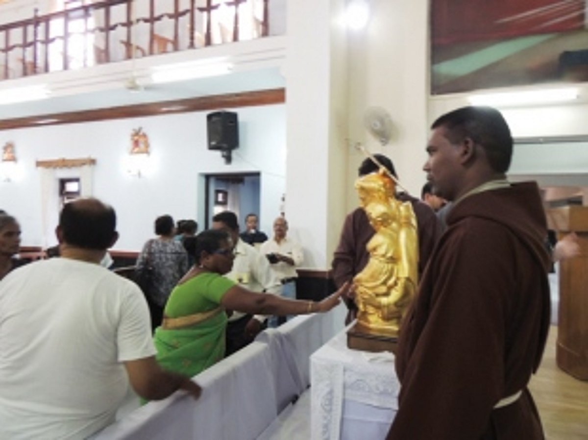 Thousands venerate St Anthony relics at Navelim