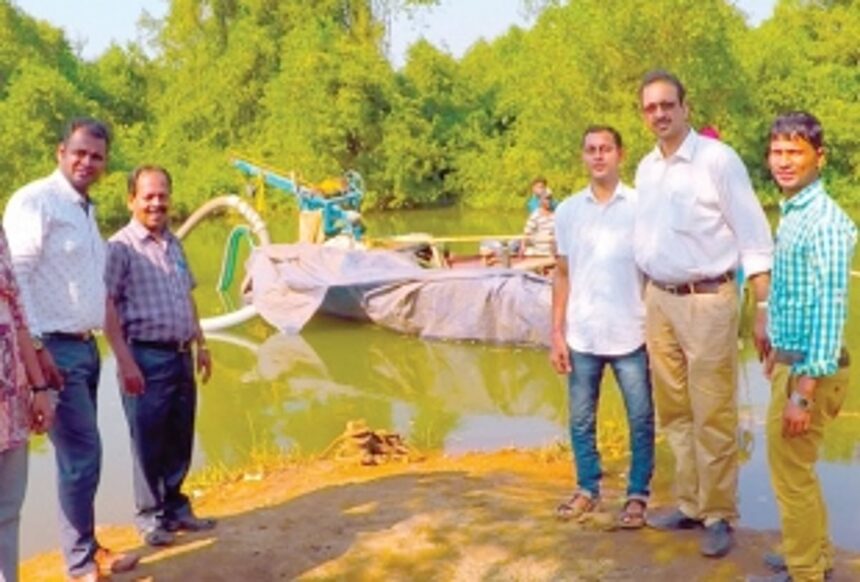 Three boats seized for illegal sand extraction