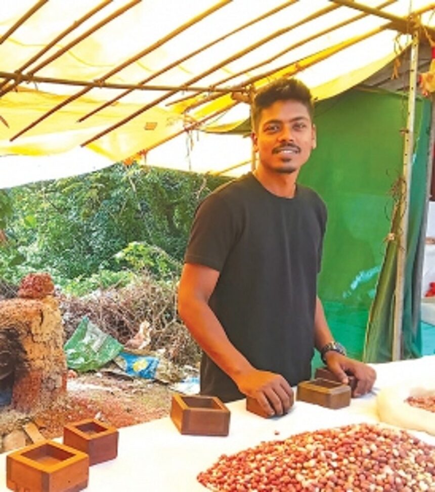 Three generations of gram roasters: Father-son duo Ramdas and Raghoba Sawant’s feast stall beckons