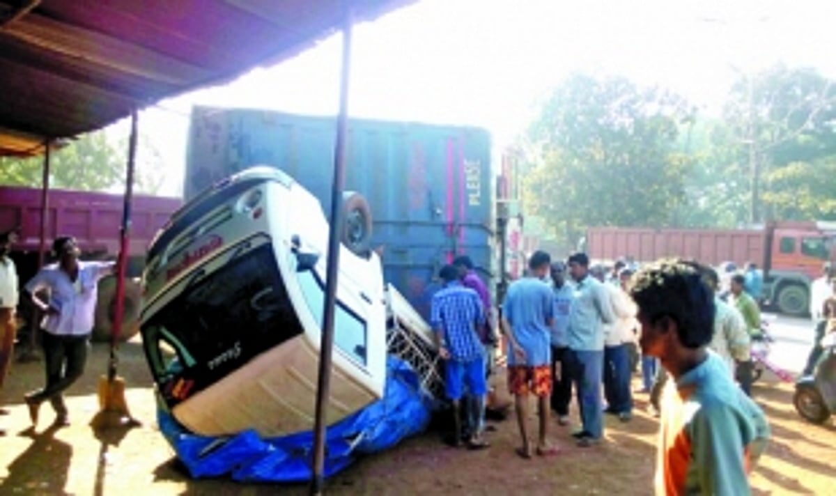 Three injured as container crashes on rickshaw
