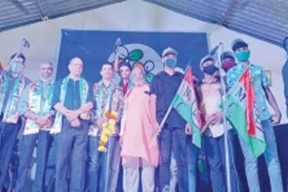 Tiatrist Alison Gomes among 60 others join TMC amid huge fanfare in Curtorim