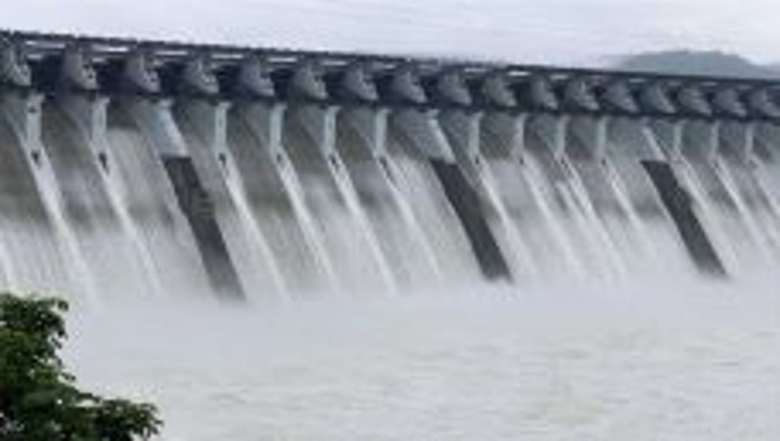 Tillari dam breached; traffic held up for 6 hrs