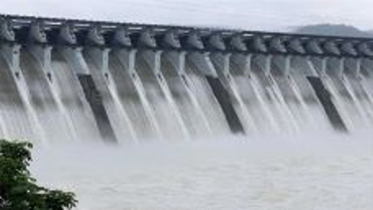 Tillari dam breached; traffic held up for 6 hrs