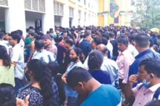 Time slot mess-up for polls scrutiny causes chaos outside RO’s offices