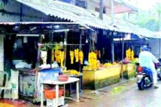 Tiny and congested St Cruz market stinks, has no toilet; in dire straits