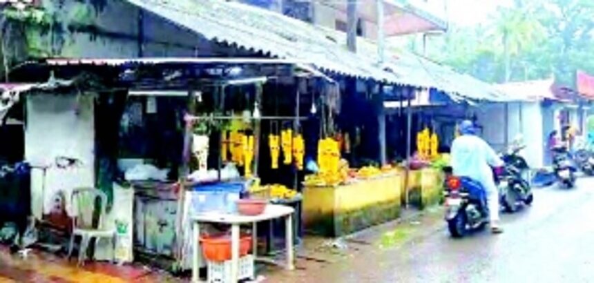 Tiny and congested St Cruz market stinks, has no toilet; in dire straits