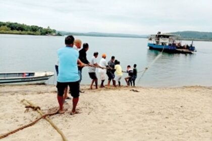 Tiracol ferry runs out of diesel, stranded in river