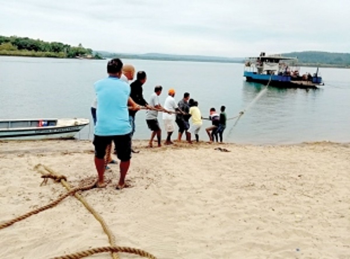 Tiracol ferry runs out of diesel, stranded in river