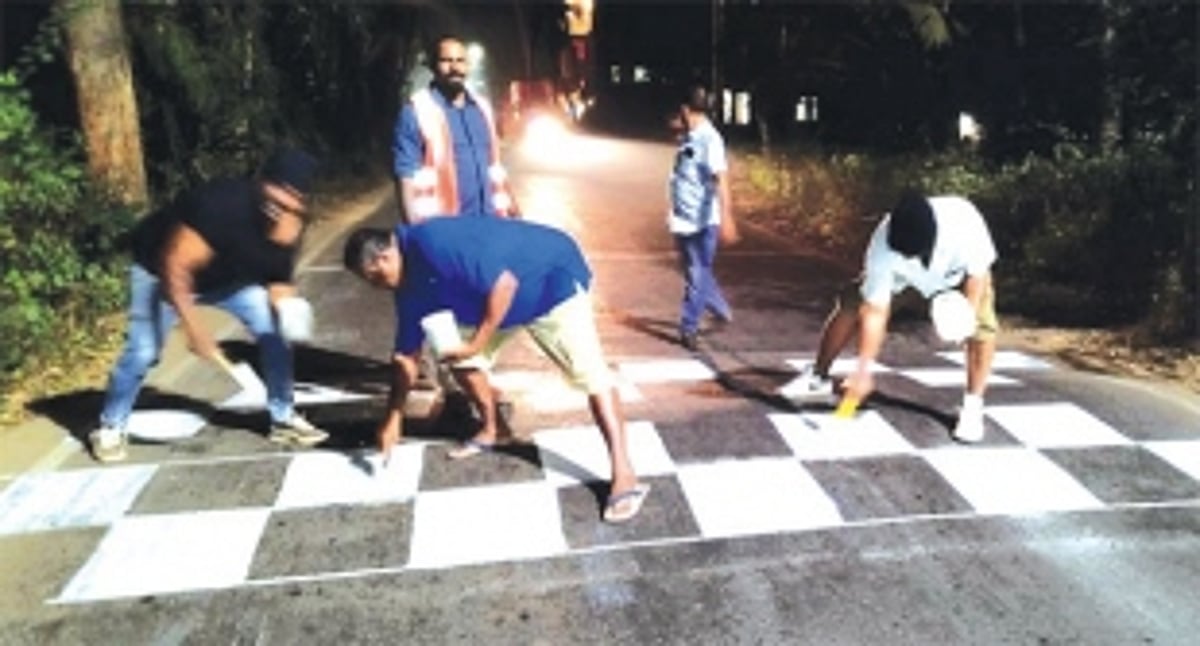 Tired of road accidents, Banalkars paint speed breakers themselves