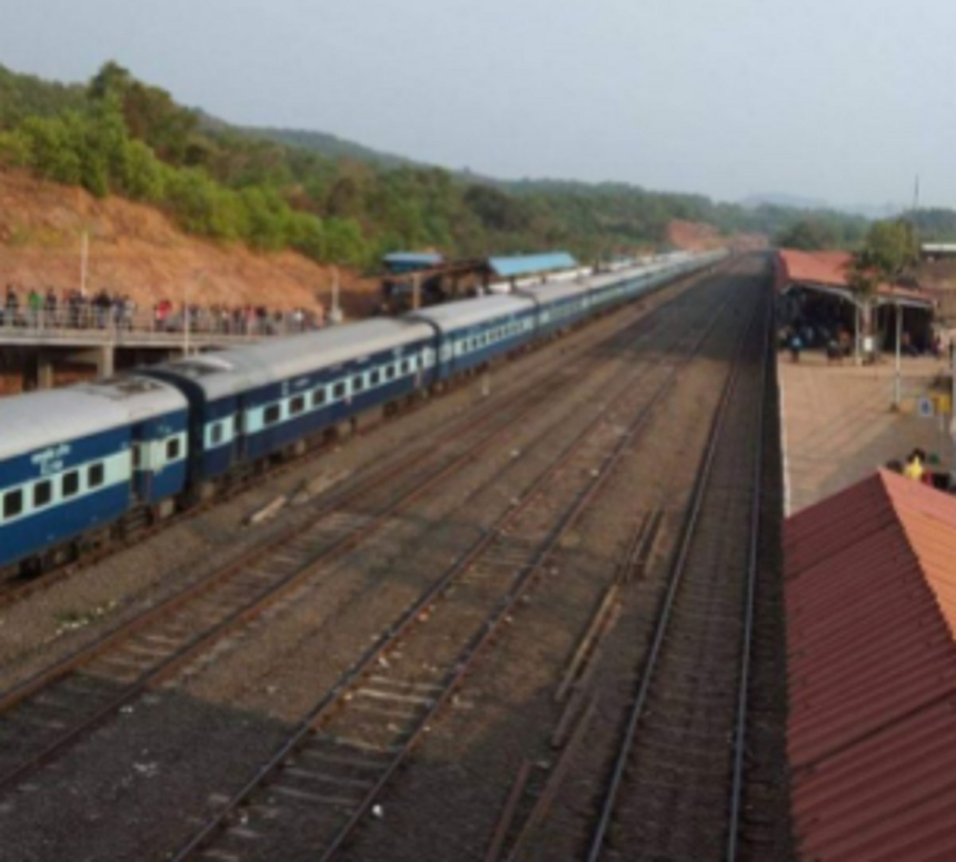 Tivim RPF hands over cash heavy bag to passenger