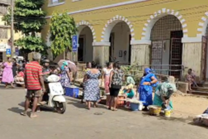 To protest illegal fish sale, Vasco’s fish vendors set up shop outside Municipality building